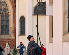 Wrocławski latarnik zapala latarnie gazowe na Ostrowie Tumskim - grudzień 2024