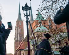 Wrocławski latarnik zapala latarnie gazowe na Ostrowie Tumskim - grudzień 2024