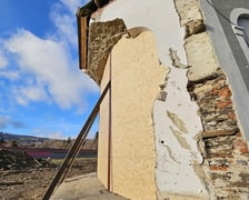 <p>Przed zimą zabezpieczono r&oacute;wnież kaplicę św. Onufrego w Stroniu Śląskim.</p>