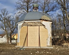 <p>Przed zimą zabezpieczono r&oacute;wnież kaplicę św. Onufrego w Stroniu Śląskim.</p>