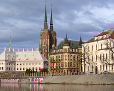 <p>Zimowy rejs po Odrze. Miasto wygląda pięknie, zupełnie inaczej niż latem.</p>
