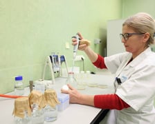<p>Woda we wrocławskim MPWiK przechodzi szereg chemicznych, fizycznych i mikrobiologicznych test&oacute;w.</p>