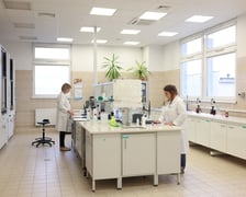 <p>Woda we wrocławskim MPWiK przechodzi szereg chemicznych, fizycznych i mikrobiologicznych test&oacute;w.</p>