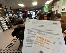<h2>Jaka jest wysokość renty wdowiej?</h2>
<p>Renta wdowia to połączenie dw&oacute;ch świadczeń &ndash; renty rodzinnej oraz własnego świadczenia, np. emerytury. Osoba, kt&oacute;ra spełnia wszystkie warunki, od 1 lipca 2025 r. może otrzymać:</p>
<ul>
<li>100% renty rodzinnej i 15% własnego świadczenia albo</li>
<li>100% własnego świadczenia i 15% renty rodzinnej.</li>
</ul>
<p>&nbsp;</p>
<p>Osoba uprawniona sama decyduje, kt&oacute;ry wariant wybierze. Wysokość renty wdowiej zależy, więc od wysokości przysługujących świadczeń.</p>
