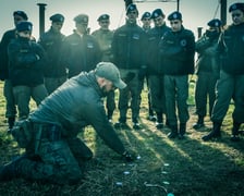 Uczniowie  Europejskiego Liceum Służb Mundurowych we Wrocławiu na ćwiczeniach z żołnierzami 10. Wrocławskiej Brygady Łączności