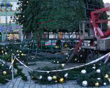 Demontaż choinki na wrocławskim Rynku