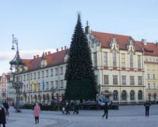Demontaż choinki na wrocławskim Rynku