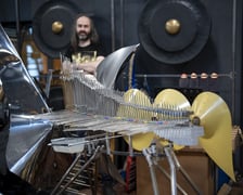 <p>Paweł Romańczuk i zbudowany przez niego instrument przypomnający eufon</p>