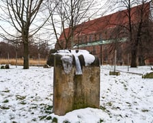 <p>Te kamienie nie są sztuką wsp&oacute;łczesną, a fragmentami dom&oacute;w mieszkalnych. Możemy znaleźc je na skwerze Wrocławianek</p>