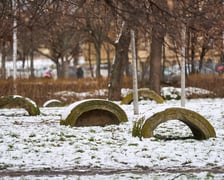 <p>Te kamienie nie są sztuką wsp&oacute;łczesną, a fragmentami dom&oacute;w mieszkalnych. Możemy znaleźc je na skwerze Wrocławianek</p>