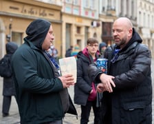 Prezydent Wrocławia Jacek Sutryk kwestuje podczas WOŚP