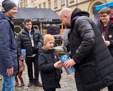 Prezydent Wrocławia Jacek Sutryk kwestuje podczas WOŚP