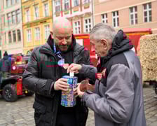 Prezydent Wrocławia Jacek Sutryk kwestuje podczas WOŚP