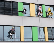 <p>Alpiniści przebrani za superbohater&oacute;w odwiedzili dzieci ze szpitala</p>
