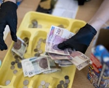 Liczenie pieniędzy w sztabach WOŚP we Wrocławiu