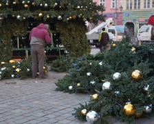 Coraz mniej choinki na Rynku. Trwa jej rozbieranie