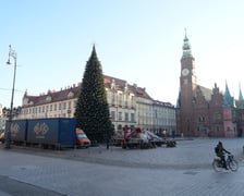 Coraz mniej choinki na Rynku. Trwa jej rozbieranie