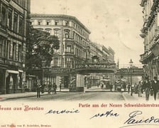 <p>Wiadukt kolejowy przy ul. Świdnickiej. Z prawej budynek, kt&oacute;ry stał na parceli Arkad Wrocławskich przed wojną</p>