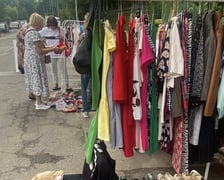 Stoiska podczas pchlego targu na ul. Kasztanowej we Wrocławiu