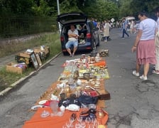Stoiska podczas pchlego targu na ul. Kasztanowej we Wrocławiu