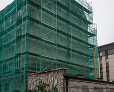 <p>Docieplana oficyna przy ul. Prądzyńskiego 20a nie zmieni charakteru. Zabytek malowany jest specjalną farbą termoizolacyjną</p>