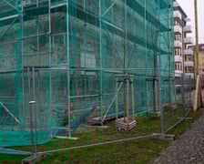 <p>Docieplana oficyna przy ul. Prądzyńskiego 20a nie zmieni charakteru. Zabytek malowany jest specjalną farbą termoizolacyjną</p>