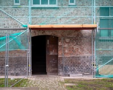 <p>Docieplana oficyna przy ul. Prądzyńskiego 20a nie zmieni charakteru. Zabytek malowany jest specjalną farbą termoizolacyjną</p>