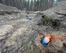 <p>Gdzieś w Ukrainie. Znicz w okopie pod lasem</p>