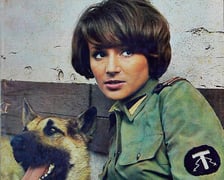 Małgorzata Niemirska (filmowa Lidka) z psem grającym Szarika na okładce tygodnika "Ekran"