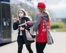 <p>W całym kraju obowiązywał nakaz noszenia maseczek. Na zdjęciu dwie kobiety na przystanku tramwajowym. 27.08.2020, rozdawanie bezpłatnego biuletynu</p>