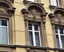 <p>Wyremontowane detale architektoniczne kamienicy przy Komuny Paryskiej 30</p>