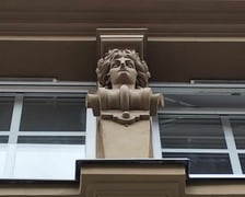 <p>Wyremontowany detal architektoniczny kamienicy przy Komuny Paryskiej 30</p>