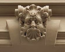 <p>Wyremontowany detal architektoniczny kamienicy przy Komuny Paryskiej 30</p>