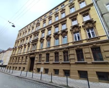 <p>Elewacja kamienicy przy Komuny Paryskiej 30</p>