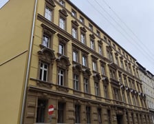 <p>Elewacja kamienicy przy Komuny Paryskiej 30</p>