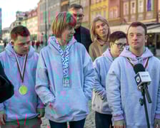 Zawodnicy sekcji narciarskiej Stowarzyszenia Bonitum w towarzystwie rodziców i wiceprezydent Wrocławia Renaty Granowskiej