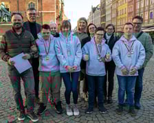 Zawodnicy sekcji narciarskiej Stowarzyszenia Bonitum w towarzystwie rodziców i wiceprezydent Wrocławia Renaty Granowskiej
