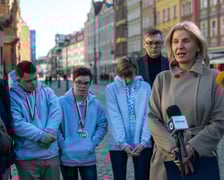 Zawodnicy sekcji narciarskiej Stowarzyszenia Bonitum w towarzystwie rodziców i wiceprezydent Wrocławia Renaty Granowskiej