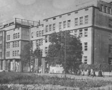 <p>Technikum 15 we Wrocławiu obchodzi 75-lecie istnienia. Zobacz jak wyglądało dawniej - budynek po odbudowie (1950)</p>