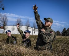 Instruktorzy 10 Wrocławskiej Brygady Łączności z Leśnicy prowadzili zajęcia dla klas przygotowania wojskowego Europejskiego Liceum Służb Mundurowych we Wrocławiu