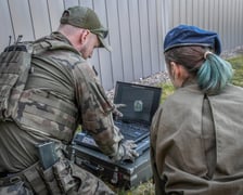Instruktorzy 10 Wrocławskiej Brygady Łączności z Leśnicy prowadzili zajęcia dla klas przygotowania wojskowego Europejskiego Liceum Służb Mundurowych we Wrocławiu