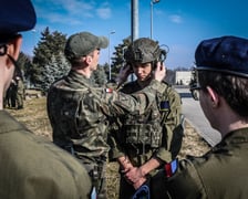 Instruktorzy 10 Wrocławskiej Brygady Łączności z Leśnicy prowadzili zajęcia dla klas przygotowania wojskowego Europejskiego Liceum Służb Mundurowych we Wrocławiu