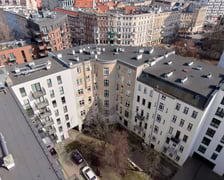 <p>Wnąrze podw&oacute;rzowe za kamienicą nr 37 przy Wrocławczyka</p>