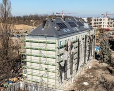 <p>Remont budynku na Wilczej 1-3-5. Na dachu zamontowano panele fotowoltaiczne - to pierwsza tego typu inwestycja gminna</p>