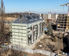 <p>Remont budynku na Wilczej 1-3-5. Na dachu zamontowano panele fotowoltaiczne - to pierwsza tego typu inwestycja gminna</p>