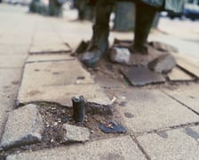 Zniszczony Pomnik Anonimowego Przechodnia przed renowacją
