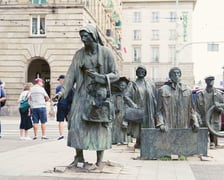 Zniszczony Pomnik Anonimowego Przechodnia przed renowacją