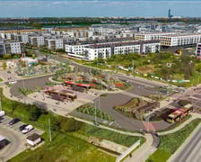 <p>W roku 2025 kontynuowane będą roboty budowlane zmierzające do zrealizowania inwestycji wraz z infrastrukturą przystankową wyposażoną w meble miejskie, tablice DIP oraz pętlą autobusową w rejonie ul. Kajdasza. Przy projektowanej pętli zlokalizowany będzie parking przesiadkowy P&amp;R na 57 miejsc postojowych (w tym 3 mp dla os&oacute;b niepełnosprawnych).</p>
<p>Roboty budowlane prowadzone są przy założeniu, że układ geometryczny jest docelowy, aby w przyszłości bez potrzeby przebudowy można było wpisać torowisko tramwajowe.</p>
<p>W ramach inwestycji powstanie ok. 2,5 km odcinka wydzielonej trasy autobusowej. Planowane zakończenie prac to II kwartał 2025 r.</p>
<p>Inwestycja uzyskała dofinansowanie z rządowego funduszu Polski Ład.</p>