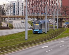 <p>Projekt zakłada poprawę istniejącej sieci tramwajowej, modernizację rozjazd&oacute;w, wymiany trakcji, poprawę jakości stanu torowisk.<br /><br />W ramach programu w roku 2025 prowadzone będą prace związane z modernizacją sieci trakcyjnych oraz torowisk m.in: w ul. Kosmonaut&oacute;w, wymianą rozjazd&oacute;w na skrzyżowaniu placu Powstańc&oacute;w Wielkopolskich z ul. Trzebnicką, budową mijanki tramwajowej przy ul. Przyjaźni, modernizacją torowiska na ulicy Podwale od Jana Pawła II do pl. Orląt Lwowskich,&nbsp; modernizacją torowiska w ul. Piotra Skargi od placu Dominikańskiego do ul. Teatralnej, modernizacją przejazdu na skrzyżowaniu ul. Oławskiej Podwale, modernizacją przejazdu na skrzyżowaniu ul. Powstańc&oacute;w Śląskich i Jastrzębiej, modernizacją przejazdu na skrzyżowaniu al. Armii Krajowej z ul. Tarnogajską, modernizacją przejazdu na skrzyżowaniu ul. Tarnogajskiej z ul. Klimasa. <br /><br />Planowane jest także zlecenie sporządzenia dokumentacji projektowych dla zadań przewidzianych do realizacji w najbliższej perspektywie czasowej z branży torowej i sieci trakcyjnej.</p>