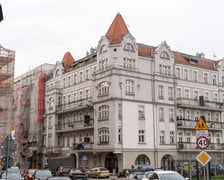 <p>Program obejmuje modernizacje gminnych lokali mieszkalnych i budynk&oacute;w oraz rewitalizację gminnych kamienic m.in. przy ul. Prądzyńskiego 20a, ul. Grunwaldzkiej 12b, ul. Krakowskiej 25,27, ul. Chudoby 15, ul. Glinianej 63, ul. Kniaziewicza 15a, ul. Kluczborska 11a, ul. Pusteckiej 46/58, ul. Ołbińskiej 15, ul. Pusteckiej 2-6, ul. Skoczylasa 54, ul. Kruczej 110/1, ul. Kościuszki 124.<br /><br />Ponadto prowadzone są inwestycje w budynkach wsp&oacute;lnot mieszkaniowych w ramach kt&oacute;rych Gmina Wrocław ponosi koszty zgodnie z posiadanym udziałem w nieruchomości wsp&oacute;lnej.<br /><br />Zakończone zostanie przez sp&oacute;łkę Wrocławskie Mieszkania&nbsp; m.in. : Remont nawierzchni w obrębie dojazd&oacute;w do budynk&oacute;w oraz infrastruktury towarzyszącej 2 lokalizacje ul. Olszewskiego 28-32, ul. Borowska 188-202, remont nawierzchni w obrębie dojazd&oacute;w i dojść do budynk&oacute;w oraz infrastruktury towarzyszącej dla 7 lokalizacji: ul. Olszewskiego 108-110 ul. Ul. Reja 40a, ul. Grunwaldzka 58, ul. Krakowska 25-27, ul. Czajkowskiego 9-11, ul. Kamieńskiego 10A , ul. Pasteura 11-12.<br /><br />Przez Zarząd Zasobu Komunalnego&nbsp; zakończone zostanie wnętrze międzyblokowe:&nbsp; w obrębie ulic Łukasińskiego, Miernicza, Prądzyńskiego, Komuny Paryskiej - etap I w kt&oacute;rych zostaną wykonane m.in. nawierzchnia ciągu pieszo, miejsca postojowe dla samochod&oacute;w, os&oacute;b z niepełnosprawnościami, montaż urządzeń zabawowych,&nbsp; montaż małej architektury, montaż trejaży pod pnącza, budowa oświetlenia,&nbsp; odwodnienie terenu, założenie zieleńc&oacute;w,&nbsp; wykonanie miejsca pod pojemniki na odpady.<br /><br />Rozpoczną się prace polegające na kompleksowym zagospodarowaniu wnętrz w kwartale ulic : 1) Kościuszki, Pułaskiego, Komuny Paryskiej, Prądzyńskiego 2) Braniborska, Trzemeska, Legnicka, Dobra III - Etap 3) ul. Nowa, Piotra Skargi.4) Prusa, Poniatowskiego, Oleśnicka, Żeromskiego 5) Nowowiejska, Barlickiego, Orzeszkowej, Wyszyńskiego, 6) Łukasińskiego, Miernicza, Prądzyńskiego, Komuny Paryskiej- etap II.</p>